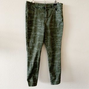 Social Standard by Sanctuary Camoflauge Green High Rise Skinny Women's Pants 16